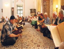 Bu camide 480 yıldır her gün hatim indiriliyor
